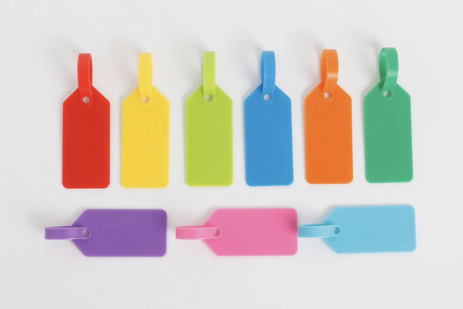 Environmental-friendly plastic labels,available in various colors.